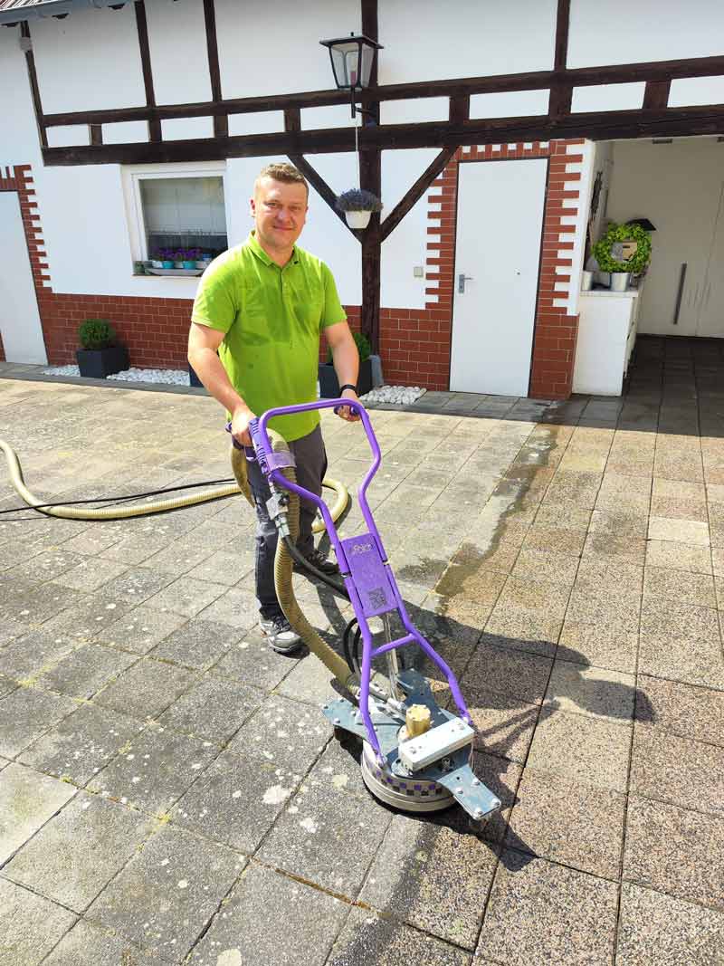 Reinigung einer Hauseinfahrt